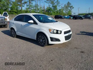 2016 Chevrolet Sonic LS z VIN 1G1JA5SH8G4103275, wystawiony jako IAAI lot #42035759 z przebiegiem 126 231 mil mil oraz . Historia ofert i sprzedaży dostępna na DreamBid. Obrazek 1.