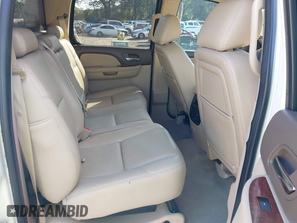 2013 Chevrolet Avalanche LTZ with VIN 3GNTKGE73DG377940, listed as a IAAI auction lot 40379669 with 91,815 mi miles. Bid and sale history available at carsss.com. Image 8.
