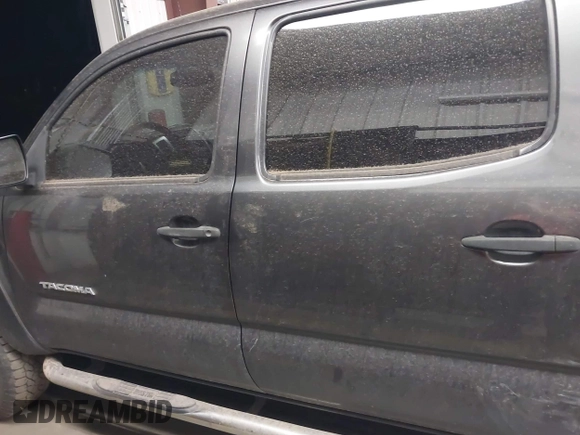 2013 Toyota Tacoma z VIN 3TMLU4EN5DM119775, wystawiony jako IAAI lot #41999062 z przebiegiem 122 757 mil mil oraz . Historia ofert i sprzedaży dostępna na DreamBid. Obrazek 14.