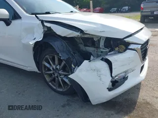 2018 Mazda 3 Touring z VIN 3MZBN1L35JM210093, wystawiony jako IAAI lot #39810891 z przebiegiem 110 052 mil mil oraz . Historia ofert i sprzedaży dostępna na DreamBid. Obrazek 6.