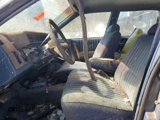 1988 Chevrolet Celebrity z VIN 1G1AW51W8J6159794, wystawiony jako Copart lot #47321315 z przebiegiem 181 956 mil mil oraz Nie do naprawy. Historia ofert i sprzedaży dostępna na DreamBid. Obrazek 7.
