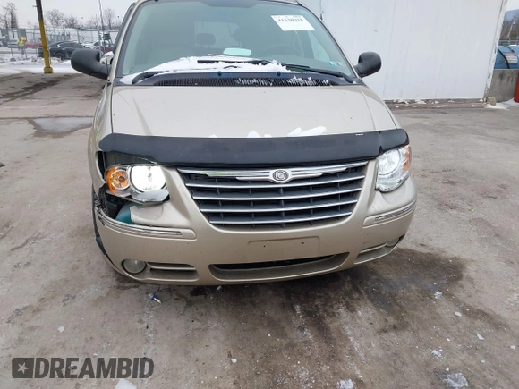 2005 Chrysler Town & Country Touring z VIN 2C8GP54L85R192954, wystawiony jako IAAI lot #41530918 z przebiegiem 242 193 mil mil oraz . Historia ofert i sprzedaży dostępna na DreamBid. Obrazek 6.