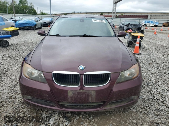 2007 BMW 3 Series 328i z VIN WBAVA33547KX76185, wystawiony jako Copart lot #57923175 z przebiegiem 177 710 mil mil oraz Czysty tytuł • Clean title. Historia ofert i sprzedaży dostępna na DreamBid. Obrazek 5.