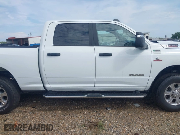 2024 Ram 2500 Big Horn z VIN 3C6UR5DL1RG338631, wystawiony jako IAAI lot #42608233 z przebiegiem 34 989 mil mil oraz . Historia ofert i sprzedaży dostępna na DreamBid. Obrazek 13.