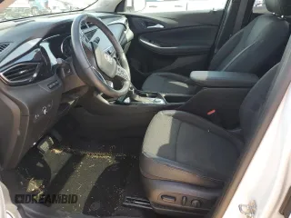 2021 Buick Encore GX Select z VIN KL4MMDSL1MB080983, wystawiony jako Copart lot #57167195 z przebiegiem Nie podano mil oraz Szkoda całkowita • Salvage title. Historia ofert i sprzedaży dostępna na DreamBid. Obrazek 7.