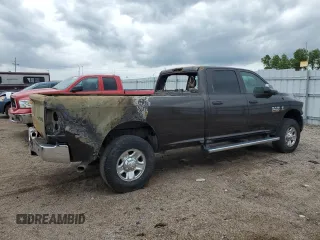 2017 Ram 2500 Tradesman z VIN 3C6UR5HL8HG590269, wystawiony jako Copart lot #61224455 z przebiegiem 65 888 mil mil oraz Szkoda całkowita • Salvage title. Historia ofert i sprzedaży dostępna na DreamBid. Obrazek 3.