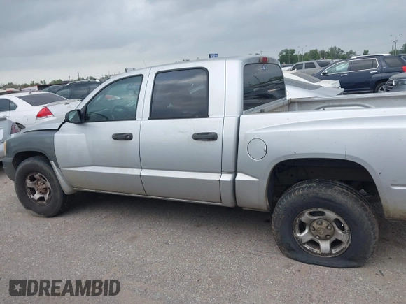 2005 Dodge Dakota ST z VIN 1D7HE28K75S308645, wystawiony jako IAAI lot #41931890 z przebiegiem 338 615 mil mil oraz . Historia ofert i sprzedaży dostępna na DreamBid. Obrazek 14.