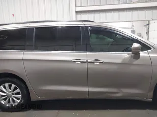 2018 Chrysler Pacifica Touring Plus z VIN 2C4RC1FG1JR278437, wystawiony jako IAAI lot #41911660 z przebiegiem 125 381 mil mil oraz . Historia ofert i sprzedaży dostępna na DreamBid. Obrazek 13.