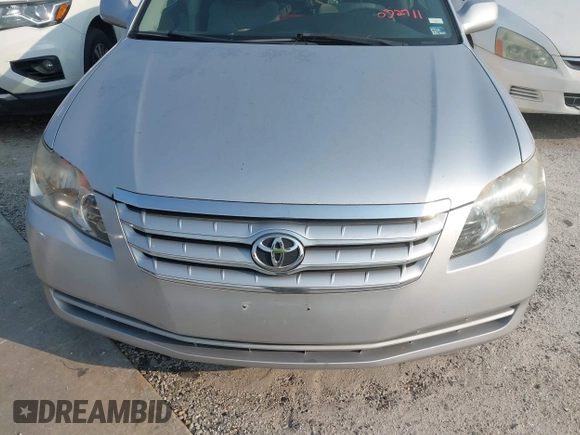 2005 Toyota Avalon XL z VIN 4T1BK36B45U052711, wystawiony jako IAAI lot #42363850 z przebiegiem 175 331 mil mil oraz . Historia ofert i sprzedaży dostępna na DreamBid. Obrazek 6.