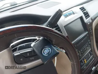 2010 Cadillac Escalade z VIN 1GYUKAEF7AR114664, wystawiony jako IAAI lot #41960278 z przebiegiem 138 327 mil mil oraz . Historia ofert i sprzedaży dostępna na DreamBid. Obrazek 11.