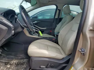 2018 Ford Focus Titanium z VIN 1FADP3J26JL279443, wystawiony jako Copart lot #58837435 z przebiegiem 136 538 mil mil oraz Szkoda całkowita • Salvage title. Historia ofert i sprzedaży dostępna na DreamBid. Obrazek 7.