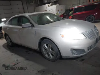 2011 Lincoln MKS z VIN 1LNHL9ER2BG614592, wystawiony jako IAAI lot #41629416 z przebiegiem 142 637 mil mil oraz . Historia ofert i sprzedaży dostępna na DreamBid. Obrazek 1.