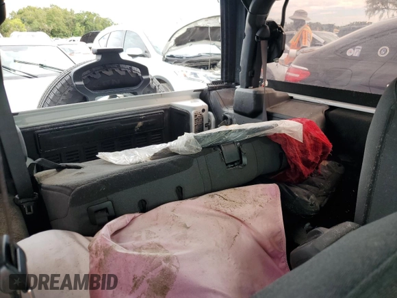 2024 Jeep Wrangler Sport S z VIN 1C4PJXAN9RW136328, wystawiony jako Copart lot #73871304 z przebiegiem Nie podano mil oraz Nie do naprawy • Non repairable. Historia ofert i sprzedaży dostępna na DreamBid. Obrazek 10.