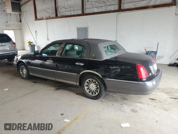 2001 Lincoln Town Car Signature z VIN 1LNHM82W41Y739121, wystawiony jako Copart lot #56738385 z przebiegiem 112 528 mil mil oraz Szkoda całkowita • Salvage title. Historia ofert i sprzedaży dostępna na DreamBid. Obrazek 2.