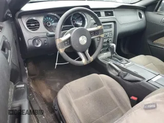 2013 Ford Mustang V6 z VIN 1ZVBP8AM8D5215538, wystawiony jako Copart lot #62214695 z przebiegiem 130 904 mil mil oraz Czysty tytuł • Clean title. Historia ofert i sprzedaży dostępna na DreamBid. Obrazek 8.