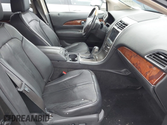 2011 Lincoln MKX z VIN 2LMDJ8JK2BBJ23510, wystawiony jako IAAI lot #42425759 z przebiegiem 138 844 mil mil oraz . Historia ofert i sprzedaży dostępna na DreamBid. Obrazek 5.