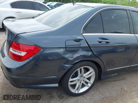 2013 Mercedes-Benz C 250 Sport z VIN WDDGF4HB5DA781713, wystawiony jako IAAI lot #42109186 z przebiegiem 142 167 mil mil oraz . Historia ofert i sprzedaży dostępna na DreamBid. Obrazek 6.