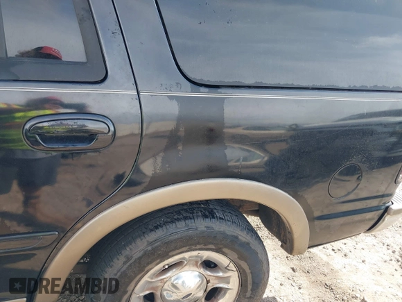 1998 Ford Expedition XLT with VIN 1FMRU17L4WLB39665, listed as a IAAI auction lot 41504254 with 328,171 mi miles. Bid and sale history available at carsss.com. Image 6.