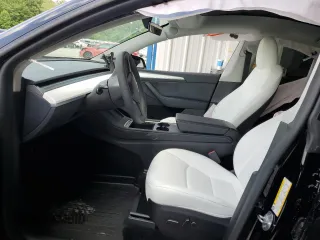 2024 Tesla Model Y Long Range z VIN 7SAYGDEEXRF072397, wystawiony jako Copart lot #61157535 z przebiegiem Nie podano mil oraz Szkoda całkowita • Salvage title. Historia ofert i sprzedaży dostępna na DreamBid. Obrazek 7.