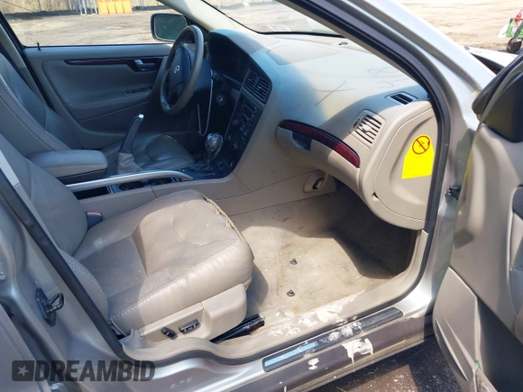 2004 Volvo V70 XC70 with VIN YV1SZ59H241171718, listed as a IAAI auction lot 41958796 with 76,710 mi miles. Bid and sale history available at carsss.com. Image 5.
