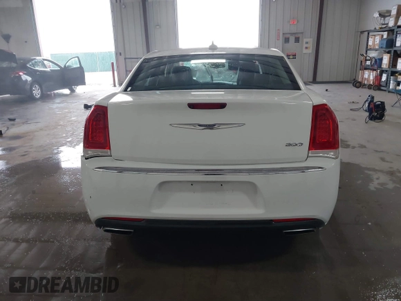 2015 Chrysler 300 Limited with VIN 2C3CCAAG1FH930942, listed as a IAAI auction lot 40791373 with 175,775 mi miles. Bid and sale history available at carsss.com. Image 16.