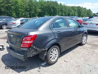 2017 Chevrolet Sonic LT z VIN 1G1JD5SB6H4154391, wystawiony jako IAAI lot #42581620 z przebiegiem 83 073 mil mil oraz . Historia ofert i sprzedaży dostępna na DreamBid. Obrazek 4.