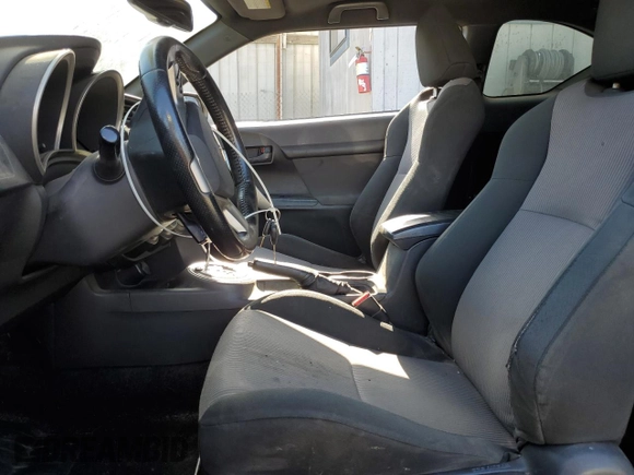 2012 Scion tC z VIN JTKJF5C70C3034928, wystawiony jako Copart lot #61272465 z przebiegiem 183 054 mil mil oraz Szkoda całkowita • Salvage title. Historia ofert i sprzedaży dostępna na DreamBid. Obrazek 7.