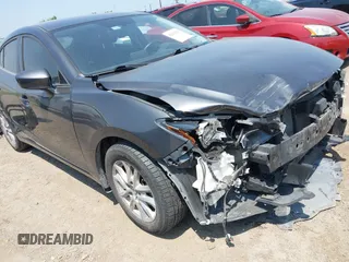 2015 Mazda 3 i Touring z VIN 3MZBM1L79FM223037, wystawiony jako IAAI lot #42133583 z przebiegiem 101 557 mil mil oraz . Historia ofert i sprzedaży dostępna na DreamBid. Obrazek 1.
