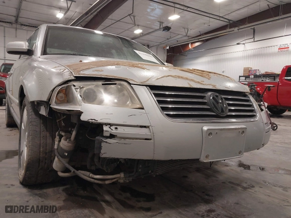 2003 Volkswagen Passat GLX with VIN WVWTH63B93P275335, listed as a IAAI auction lot 41398460 with 197,814 mi miles. Bid and sale history available at carsss.com. Image 13.