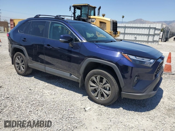 2022 Toyota RAV4 Hybrid XLE Premium z VIN 4T3B6RFV5NU097584, wystawiony jako Copart lot #56163835 z przebiegiem 25 016 mil mil oraz Szkoda całkowita • Salvage title. Historia ofert i sprzedaży dostępna na DreamBid. Obrazek 4.