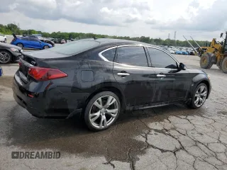2015 Infiniti Q70 z VIN JN1BY1AR2FM561664, wystawiony jako Copart lot #56553975 z przebiegiem 199 917 mil mil oraz Szkody całkowita. Historia ofert i sprzedaży dostępna na DreamBid. Obrazek 3.