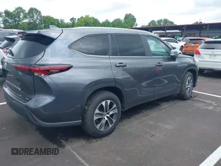 2024 Toyota Highlander LE z VIN 5TDKDRAH3RS543441, wystawiony jako IAAI lot #42429440 z przebiegiem 9 086 mil mil oraz . Historia ofert i sprzedaży dostępna na DreamBid. Obrazek 4.