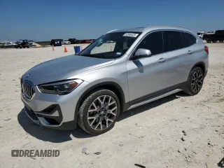 2021 BMW X1 sDrive28i z VIN WBXJG7C04M5T32801, wystawiony jako Copart lot #52046425 z przebiegiem 45 584 mil mil oraz Szkody całkowita. Historia ofert i sprzedaży dostępna na DreamBid. Obrazek 1.