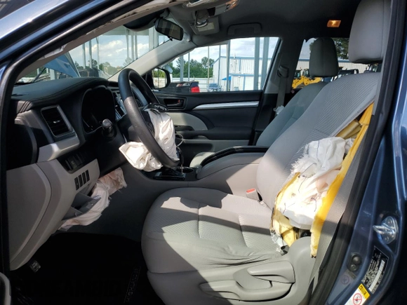 2018 Toyota Highlander LE z VIN 5TDZZRFH8JS235257, wystawiony jako Copart lot #56845205 z przebiegiem 136 194 mil mil oraz Szkoda całkowita • Salvage title. Historia ofert i sprzedaży dostępna na DreamBid. Obrazek 7.