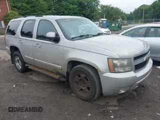2007 Chevrolet Tahoe LTZ z VIN 1GNFK130X7J140560, wystawiony jako IAAI lot #42509399 z przebiegiem 244 018 mil mil oraz . Historia ofert i sprzedaży dostępna na DreamBid. Obrazek 1.