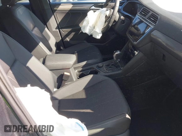 2024 Volkswagen Tiguan SE R-Line Black z VIN 3VV8B7AX0RM231879, wystawiony jako IAAI lot #41924255 z przebiegiem 1 098 mil mil oraz . Historia ofert i sprzedaży dostępna na DreamBid. Obrazek 5.