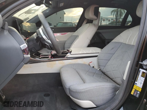 2023 BMW i7 xDrive60 z VIN WBY53EJ02PCL65182, wystawiony jako Copart lot #75177134 z przebiegiem 14 777 mil mil oraz Nie do naprawy. Historia ofert i sprzedaży dostępna na DreamBid. Obrazek 7.
