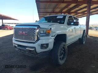 2016 GMC Sierra 2500HD Denali z VIN 1GT12UE85GF157972, wystawiony jako IAAI lot #40659216 z przebiegiem 130 351 mil mil oraz . Historia ofert i sprzedaży dostępna na DreamBid. Obrazek 6.