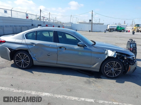 2023 BMW 5 Series 530e z VIN WBA13AG00PCM10164, wystawiony jako IAAI lot #42406603 z przebiegiem 26 770 mil mil oraz . Historia ofert i sprzedaży dostępna na DreamBid. Obrazek 13.