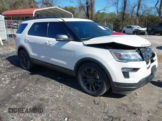 2018 Ford Explorer XLT z VIN 1FM5K7D86JGC51540, wystawiony jako IAAI lot #41572752 z przebiegiem 118 414 mil mil oraz . Historia ofert i sprzedaży dostępna na DreamBid. Obrazek 1.