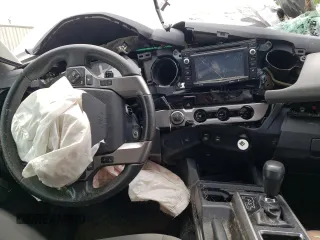 2018 Toyota Tacoma SR z VIN 5TFCZ5AN8JX143068, wystawiony jako Copart lot #58862394 z przebiegiem Nie podano mil oraz Nie do naprawy • Non repairable. Historia ofert i sprzedaży dostępna na DreamBid. Obrazek 8.