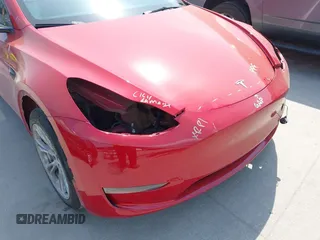 2023 Tesla Model Y Long Range z VIN 7SAYGAEE7PF691499, wystawiony jako IAAI lot #42038850 z przebiegiem 26 439 mil mil oraz . Historia ofert i sprzedaży dostępna na DreamBid. Obrazek 20.
