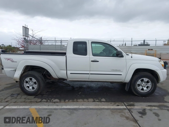 2005 Toyota Tacoma z VIN 5TEUU42N35Z060609, wystawiony jako IAAI lot #42119427 z przebiegiem 245 280 mil mil oraz . Historia ofert i sprzedaży dostępna na DreamBid. Obrazek 14.