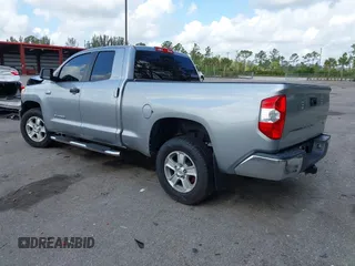 2017 Toyota Tundra SR5 z VIN 5TFRW5F10HX221961, wystawiony jako IAAI lot #42178312 z przebiegiem 54 904 mil mil oraz . Historia ofert i sprzedaży dostępna na DreamBid. Obrazek 3.