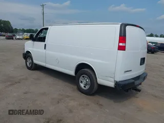 2021 Chevrolet Express Cargo z VIN 1GCWGAFP6M1206374, wystawiony jako IAAI lot #42451400 z przebiegiem 118 252 mil mil oraz . Historia ofert i sprzedaży dostępna na DreamBid. Obrazek 3.