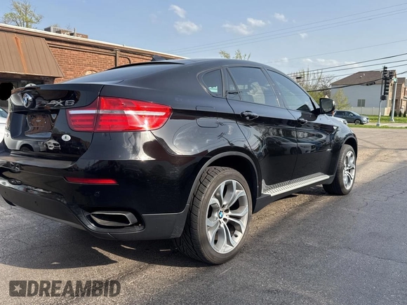 2013 BMW X6 xDrive50i z VIN 5UXFG8C54DL591836, wystawiony jako Copart lot #55171145 z przebiegiem 67 178 mil mil oraz Czysty tytuł • Clean title. Historia ofert i sprzedaży dostępna na DreamBid. Obrazek 4.
