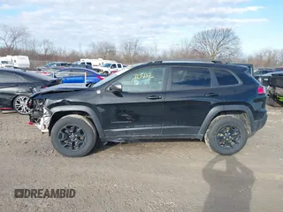 2020 Jeep Cherokee Trailhawk z VIN 1C4PJMBX5LD532516, wystawiony jako IAAI lot #41730502 z przebiegiem 85 543 mil mil oraz . Historia ofert i sprzedaży dostępna na DreamBid. Obrazek 14.