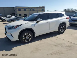 2020 Toyota Highlander XLE with VIN 5TDGZRAH5LS511914, listed as a Copart auction lot 43051345 with 32,013 mi miles and Salvage Title. Bid and sale history available at carsss.com. Image 1.
