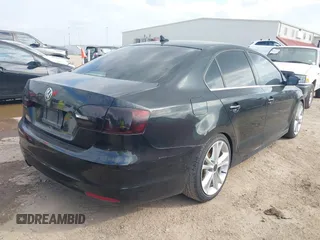 2014 Volkswagen Jetta Sedan SE w/Connectivity with VIN 3VWD07AJ5EM382349, listed as a IAAI auction lot 41533366 with 165,466 mi miles. Bid and sale history available at carsss.com. Image 4.