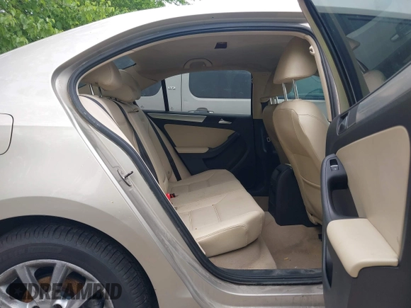 2013 Volkswagen Jetta SE z VIN 3VWDX7AJ2DM255858, wystawiony jako IAAI lot #42306203 z przebiegiem 221 309 mil mil oraz . Historia ofert i sprzedaży dostępna na DreamBid. Obrazek 8.